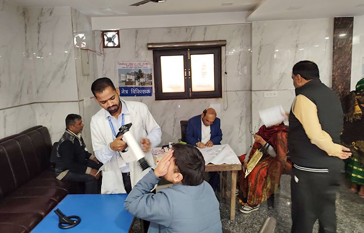 Free Eye Check-up & Cataract Operation Camp Organized by Sh. Ratan Lal Navetia
